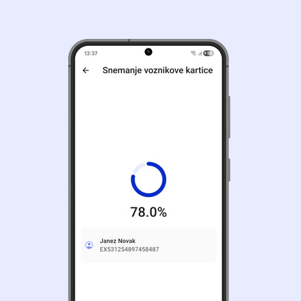 Zaslon telefona prikazuje prenos podatkov z voznikove kartice v aplikaciji myTacho.